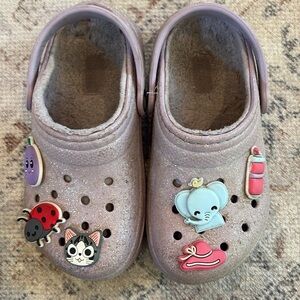 Girls Crocs lined, light purple glitter